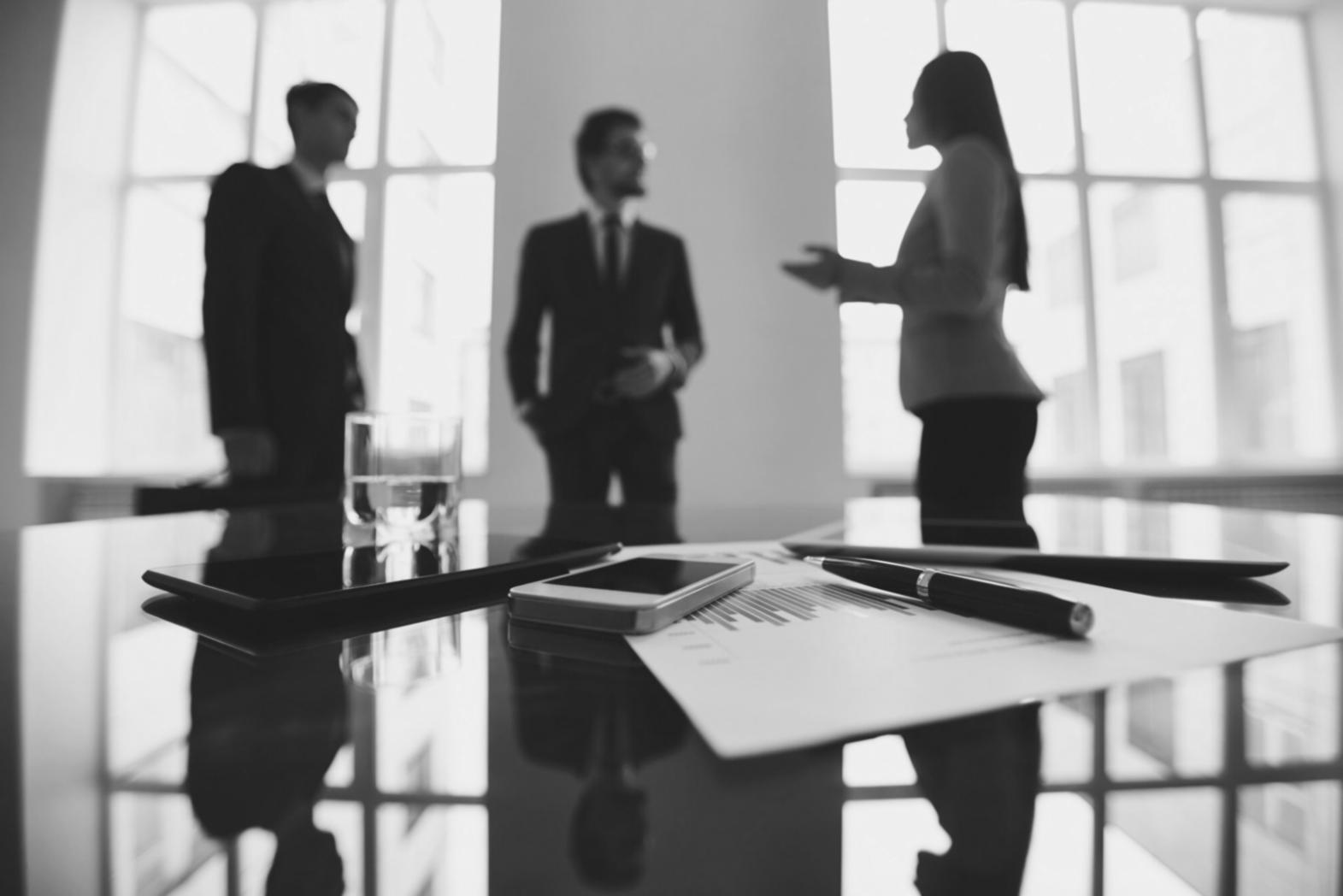 Participanți la workshop lucrând împreună la organizarea cheltuielilor