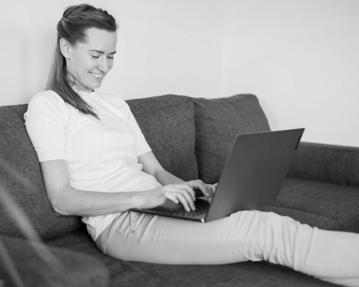 Persoană organizând cheltuielile personale cu ajutorul unei tablete și notițe financiare