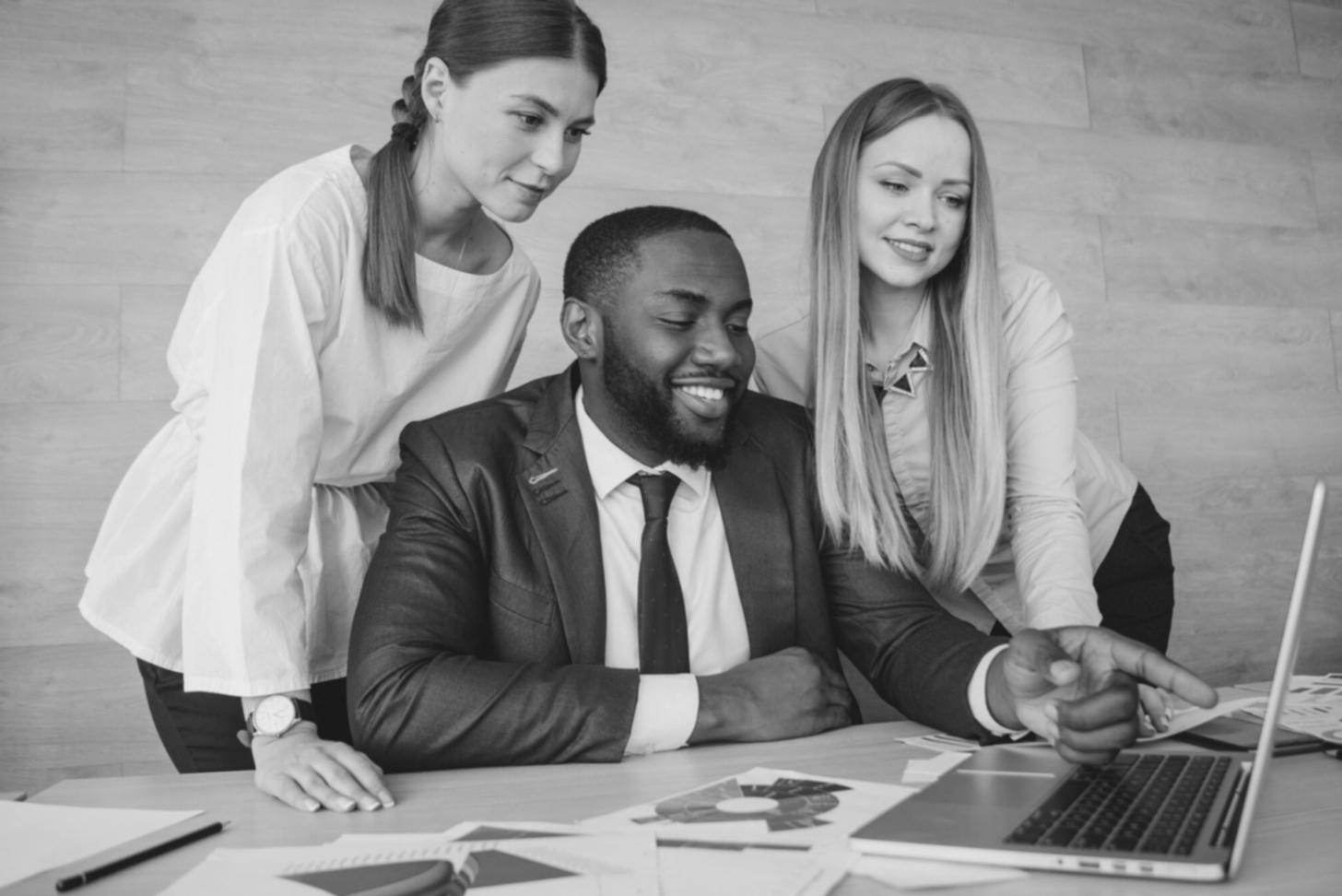 Persoană analizând grafice financiare pe laptop cu categorii de cheltuieli vizibile