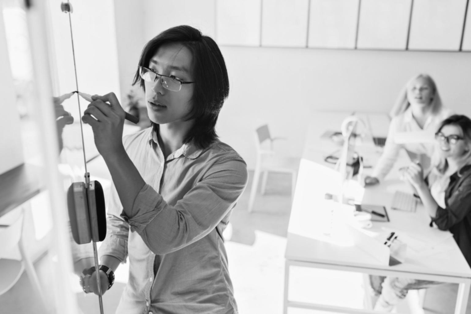 Grafice circulare și bare arătând distribuția cheltuielilor pe categorii